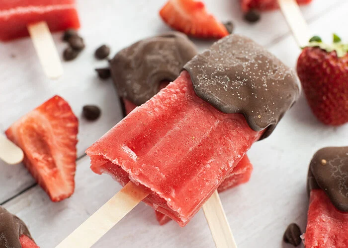 refreshing_chocolate_dipped_strawberry_popsicles_bella_bucchiotti_11-700x500