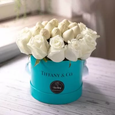 Tiffany & Co themed chocolate covered strawberries