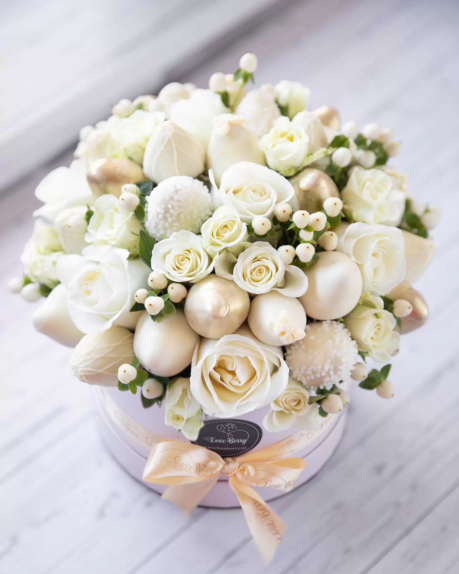 whiterosebouquetwithstrawberries