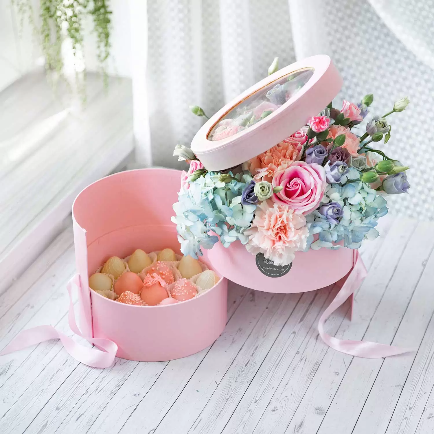 rose and chocolate strawberry boxes