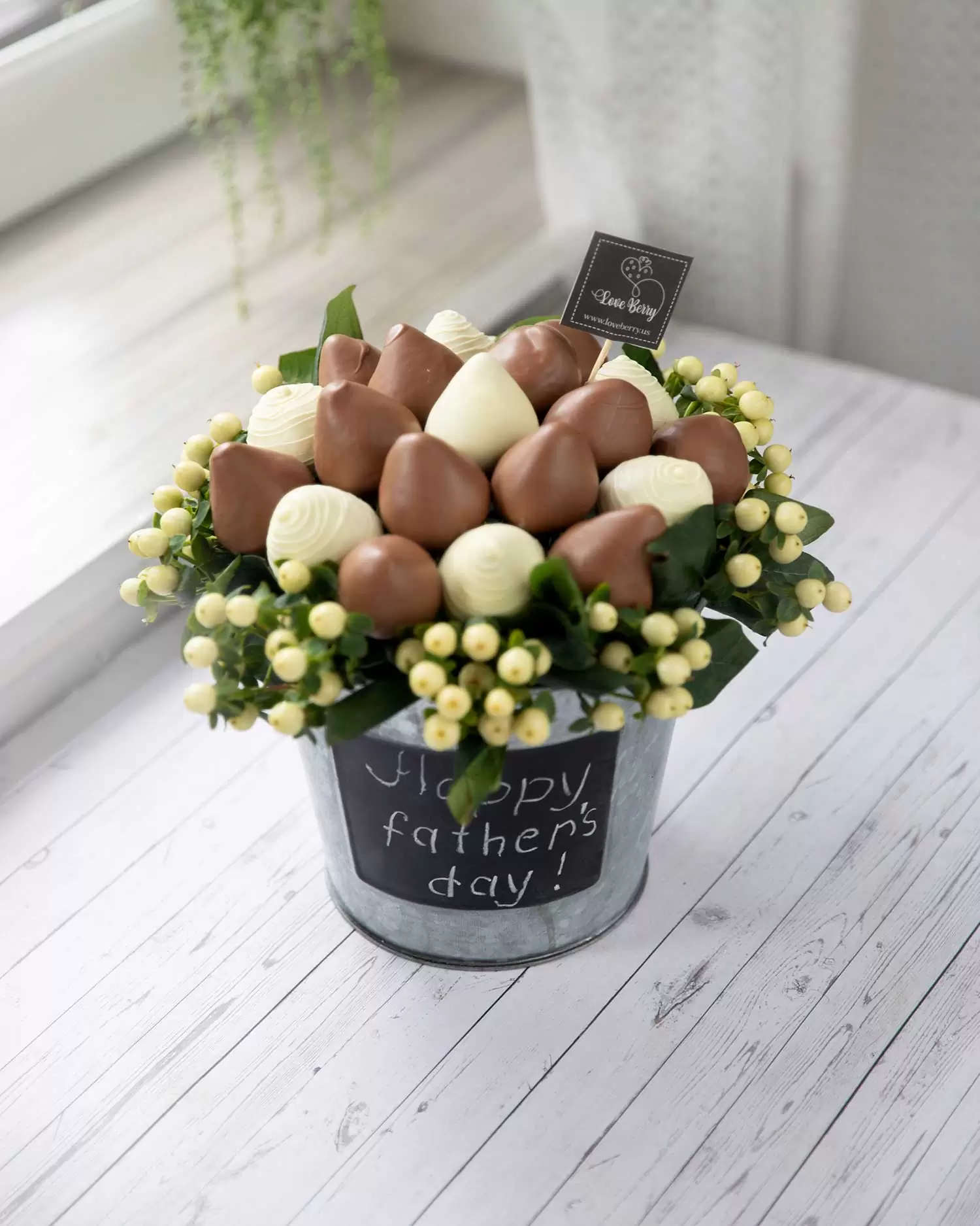 chocolate-dipped strawberry basket