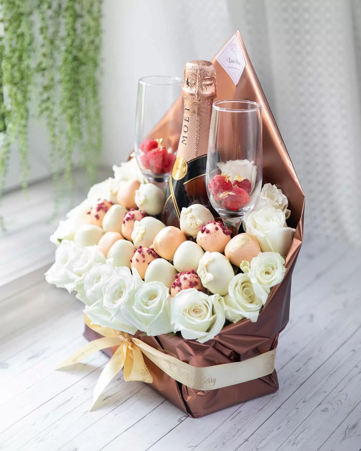 chocolate strawberry bouquet with champagne