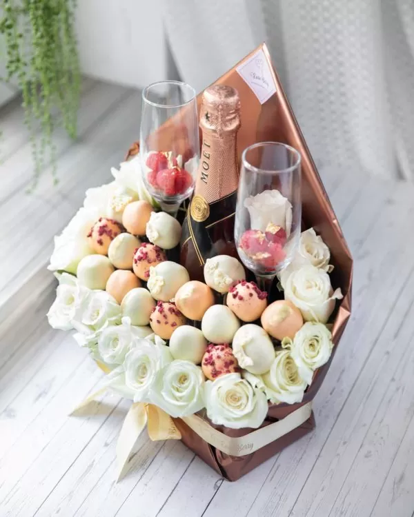 chocolate strawberry bouquet with champagne