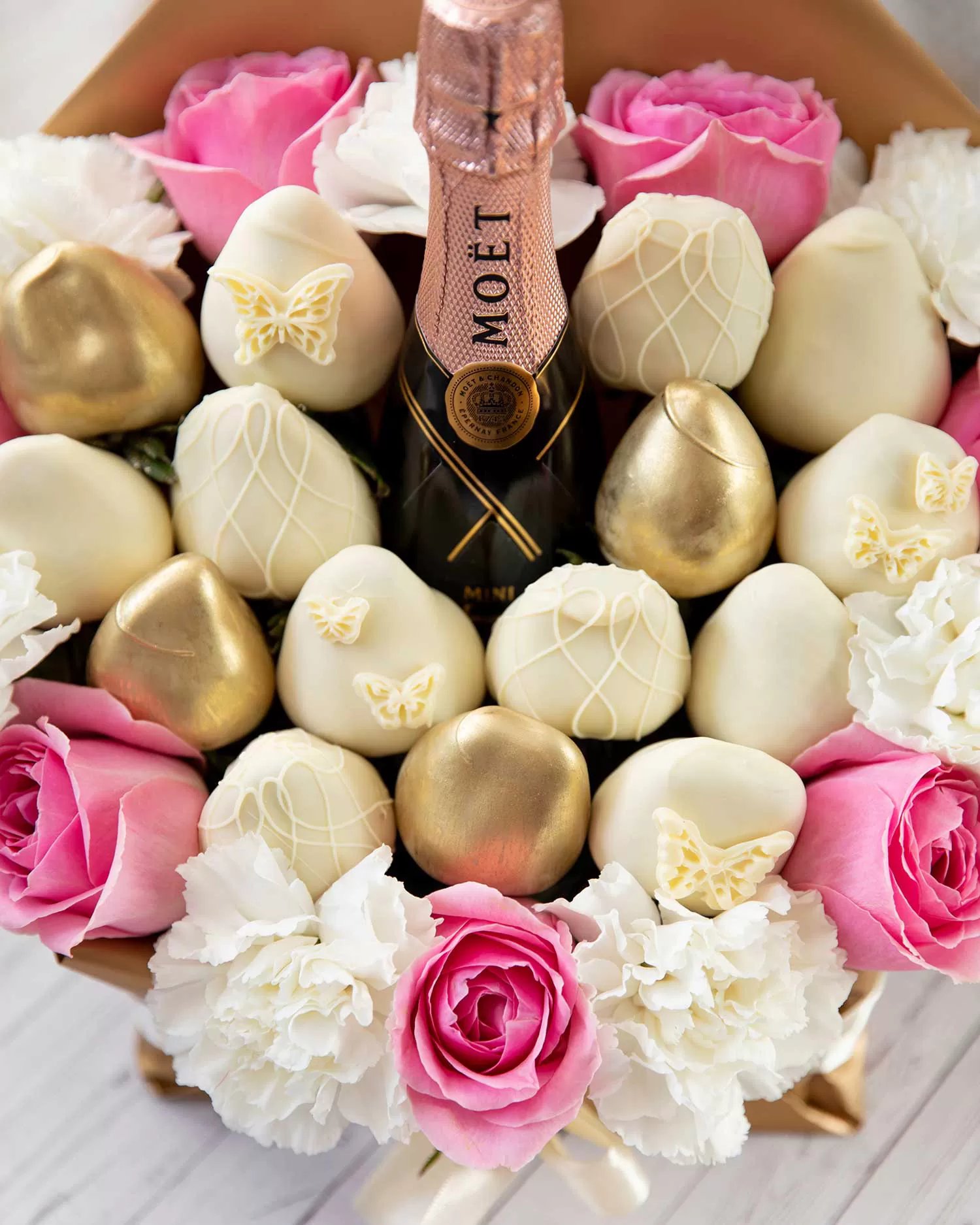 champagne and chocolate covered strawberry arrangement