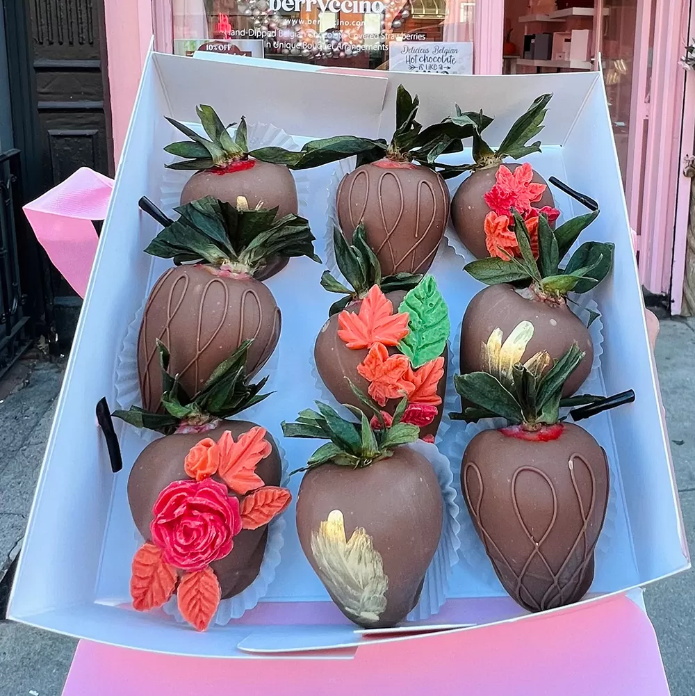 Christmas Chocolate Covered Strawberry ARrangement