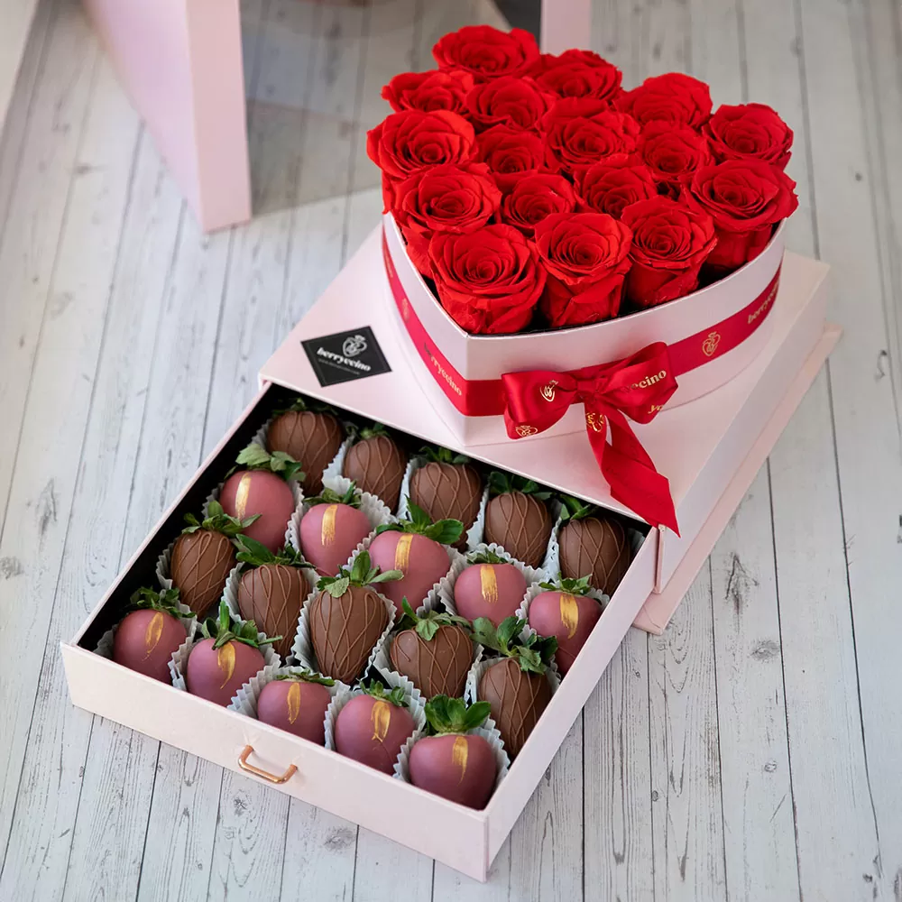 Luxurious Valentine's flower and heart-shaped strawberry set