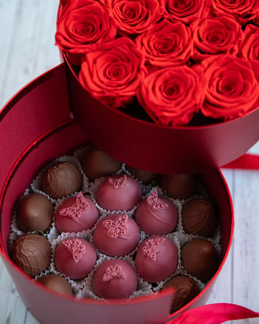 rose and ruby chocolate strawberry arrangement